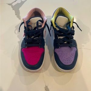 Multicolor Nike Low Jordans Size 9.5